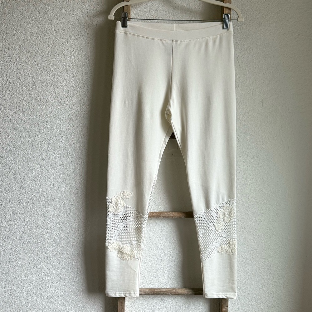 Fashion Concepts Off White Embroidered Vintage Leggings sz: M NWOT